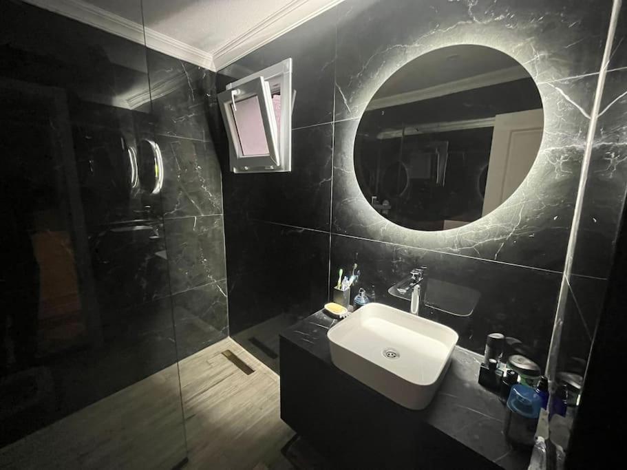 Apartamento Sisli Osmanbey Taksim Large Terrace, Quietness And Space Estambul Exterior foto